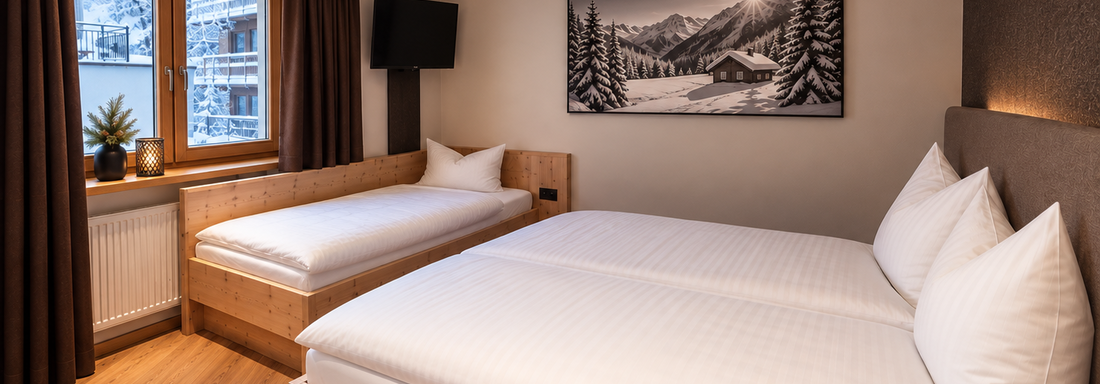 file_0000000075148210a7d728bde874b49b Ein modernes Zimmer mit zwei Betten und einem großen Fenster. An der Wand hängt ein Gemälde von Bergen und einer Hütte. - Haus Tanja - Sölden