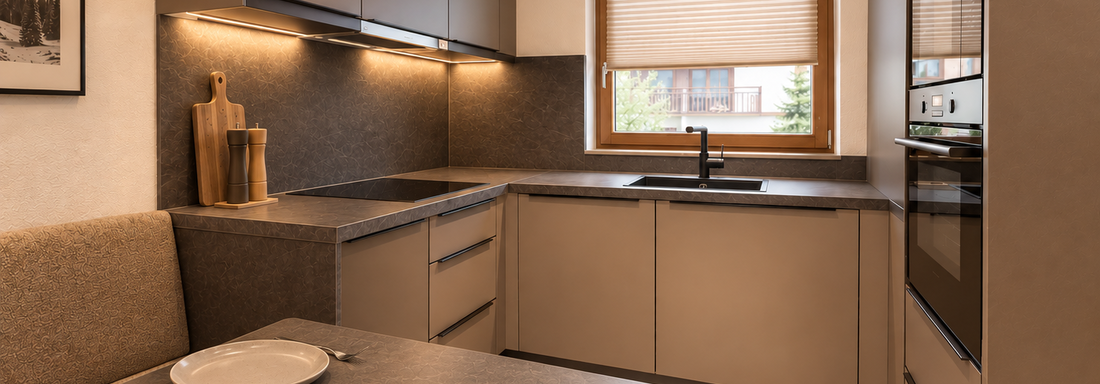 Eine moderne Küche mit neutralen Farbtönen und eleganten Möbeln. Der Tisch ist für zwei Personen gedeckt und es gibt viel natürliches Licht. - Haus Tanja - Sölden