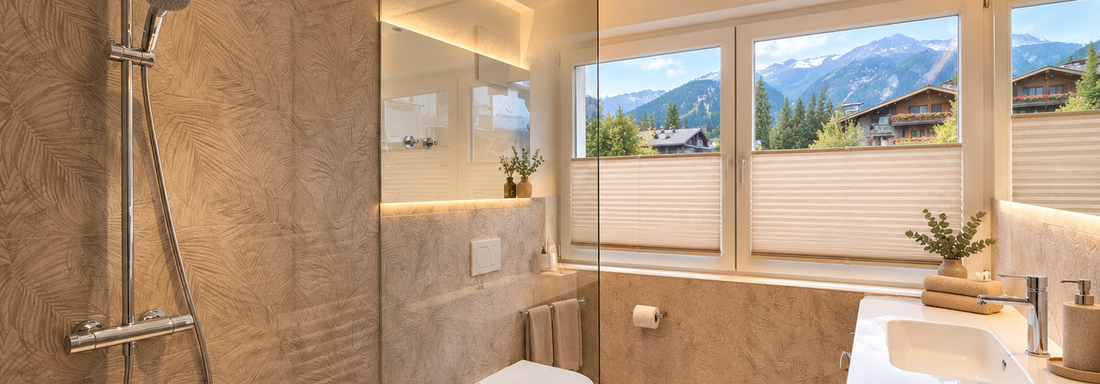 Ein modernes Badezimmer mit einer großen Dusche und eleganten Fliesen. Durch die Fenster sieht man die Berglandschaft. - Haus Tanja - Sölden