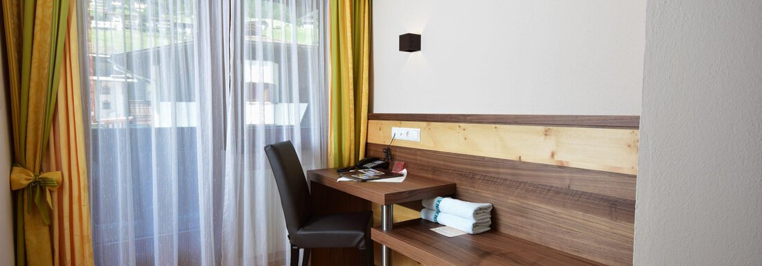 Schreibtisch im Komfort DZ - Hotel Birkenhof - Sölden