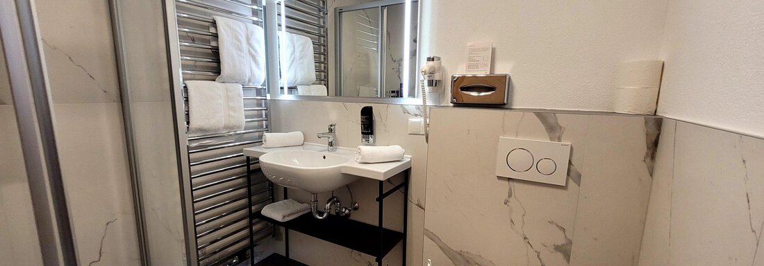Badezimmer im Economy DZ mit Balkon - Hotel Birkenhof - Sölden