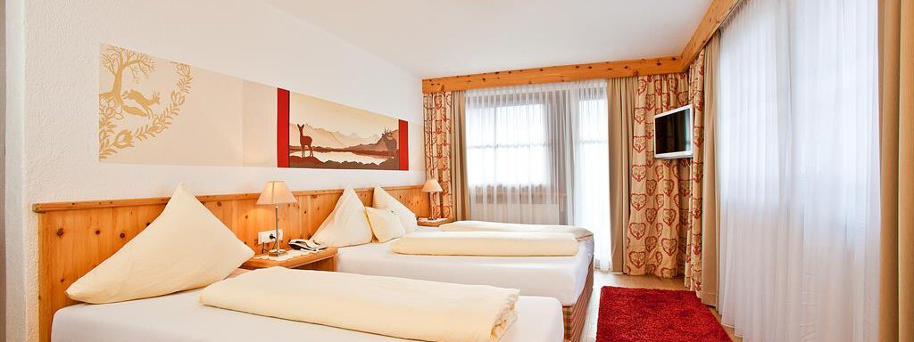 Dreibettzimmer "Zirbe" Dreibettzimmer "Zirbe" - Hotel Hubertus - Sölden