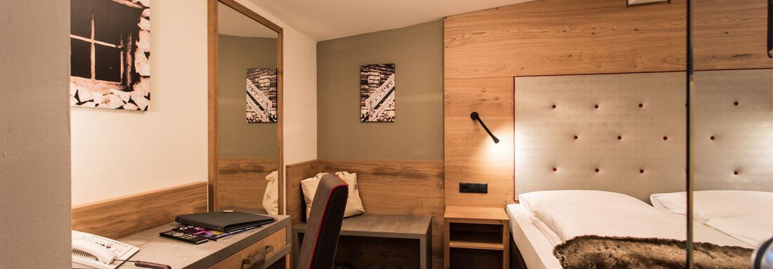 Doppelbett mit Schreibtisch - Hotel Valentin - Sölden
