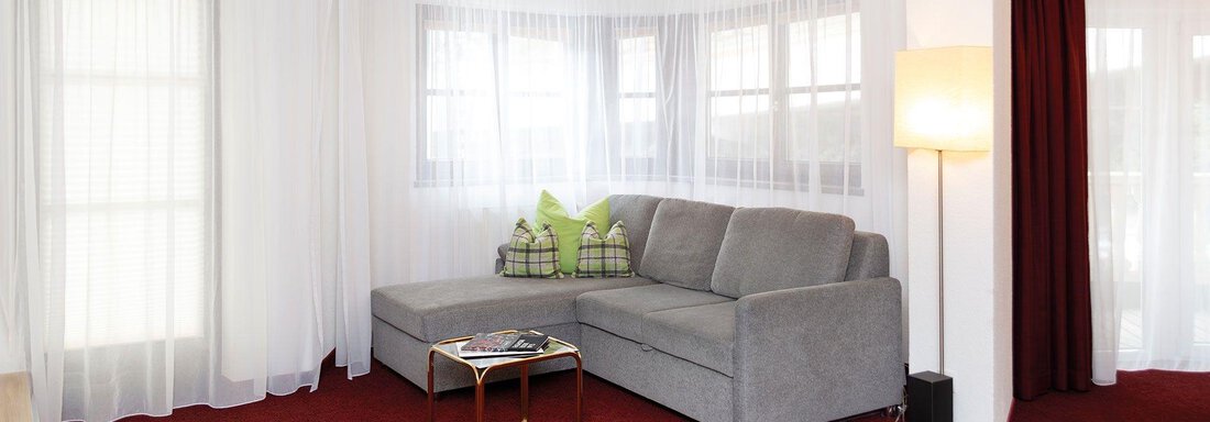 Wohnzimmer mit ausziehbarer Schlafcouch - Hotel Valentin - Sölden