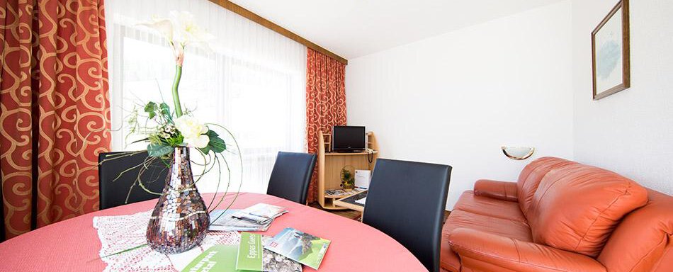 Wohnraum mit Essbereich Wohnraum mit Essbereich - Pension Charly - Sölden