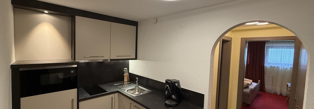 Wohnküche mit Blick ins Schlafzimmer - Pension "Zur alten Mühle" - Sölden