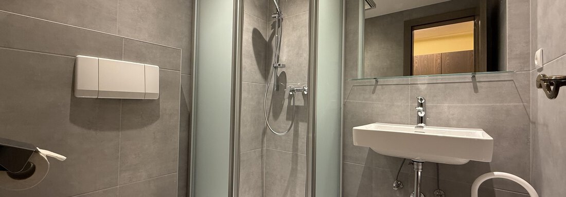 Badezimmer mit Dusche und WC - Pension "Zur alten Mühle" - Sölden