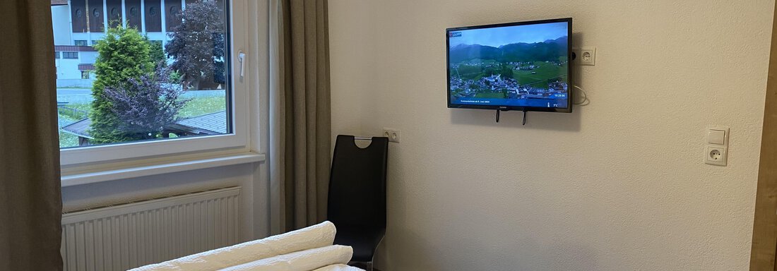 Schlafzimmer mit TV - Sportpension Rubin - Sölden
