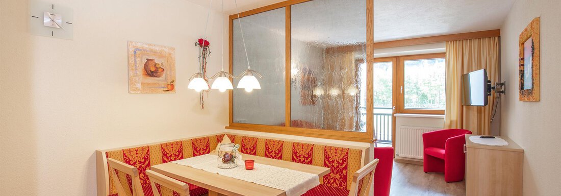 Wohnzimmer mit Essbereich Wohnzimmer mit Essbereich - Trofana Appartements - Sölden