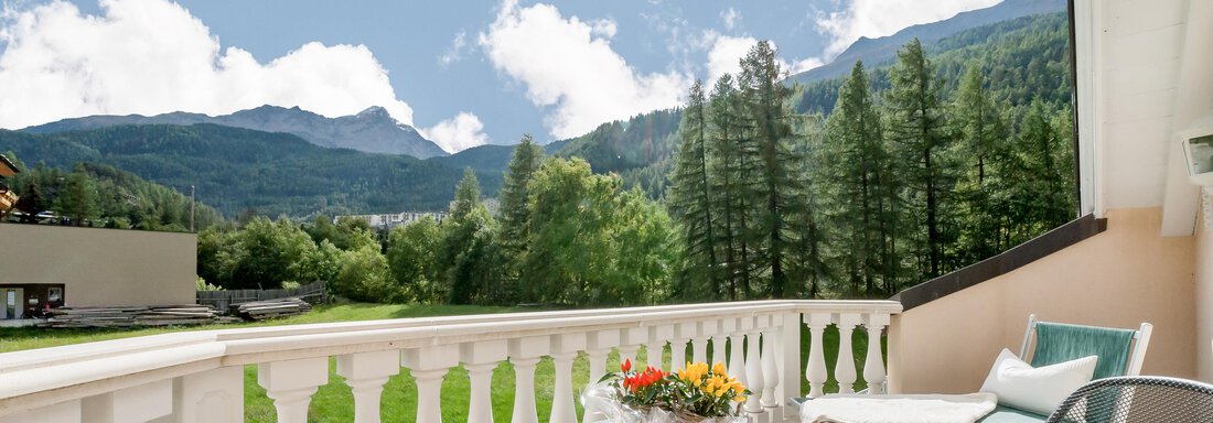 Ein schöner Balkon mit einer fantastischen Aussicht auf Berge und Bäume. Der Tisch ist mit einer Blumenvasen dekoriert. - Villa Castelbell - Sölden