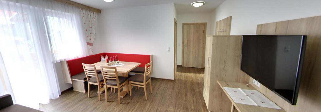 Jaqueline-Soelden-11 Ein modernes Wohnzimmer mit einem Essbereich und einem Fernseher. Große Fenster sorgen für viel Tageslicht und eine freundliche Atmosphäre. - Zenz´n Hof - Sölden