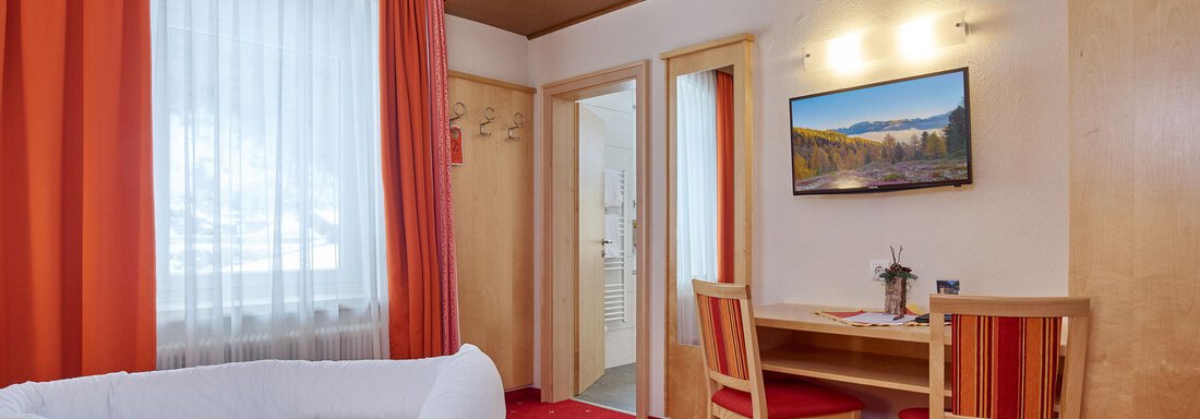 Ein gemütliches Zimmer mit einem Doppelbett. Die Wände sind hell, und die Fenster lassen viel Licht herein. - Hotel Vent - Vent