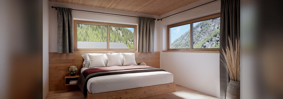 Ein gemütliches Schlafzimmer mit einem großen Bett und Holzverkleidung. Die Fenster bieten einen Blick auf die umliegende Natur. - Chalet s’Tyrolia - Zwieselstein