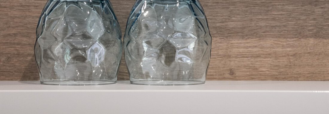 Two glass containers are on a shelf. The shelf has a wood look and gives the room a warm atmosphere. - Garni Ötztal ROOMS & APARTS - Zwieselstein