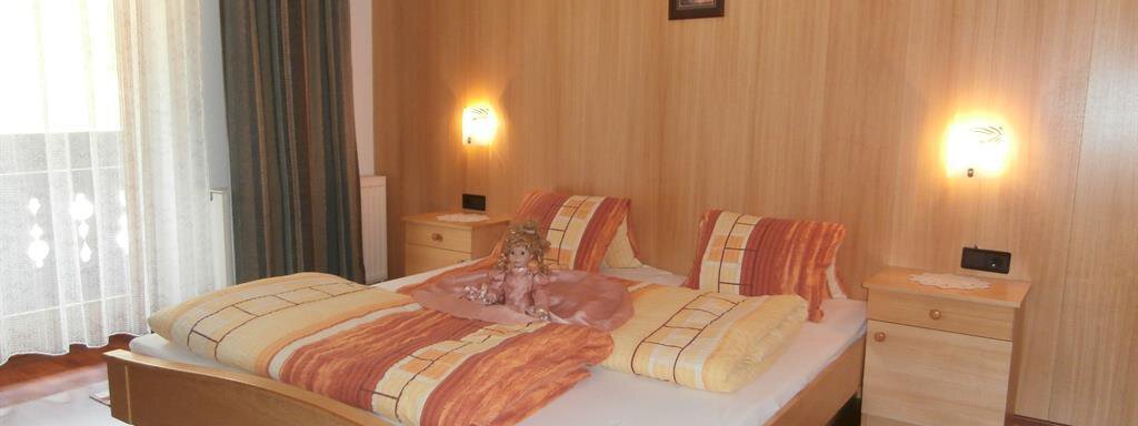 Schlafzimmer App 1 | © b (CC C) Schlafzimmer App 1 - Haus Fiedelis'n - Zwieselstein